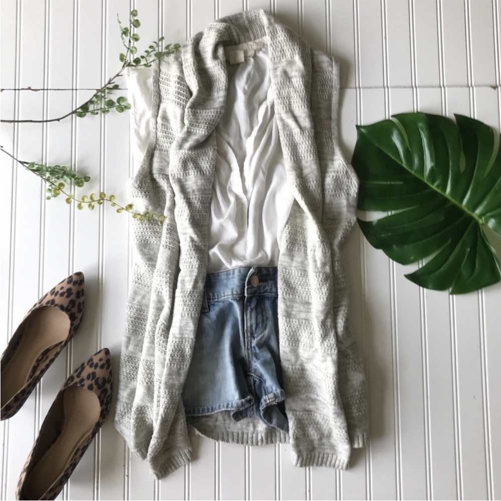 Sweater vest grey cream open front